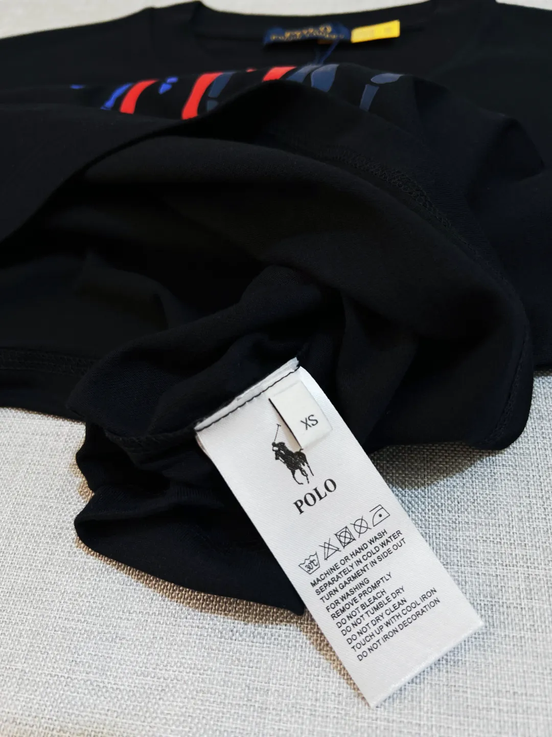 P180 Ralph Lauren new three-color logo equestrian knight print round-neck short-sleeved T-shirt; new products are available on the official website at the same time; strict control of LOGO size; color matching and color matching; simple, fashionable and low-key connotation; selection of 280g double yarn pure cotton fabric; tight threaded collar; back body seaming and ribbing; factory high-temperature anti-shrinking process; not easy to deform and shrink after washing; essential clothing for three seasons; color: black white, size XS-L (Can wear up to 200 pounds)